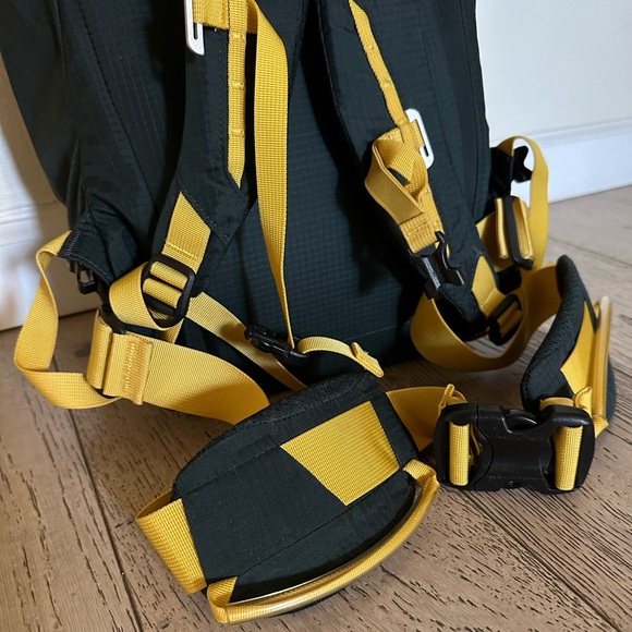 PATAGONIA ASCENSIONIST 35L CARBON & YELLOW HIKING BOOKBAG - Picture 8 of 12